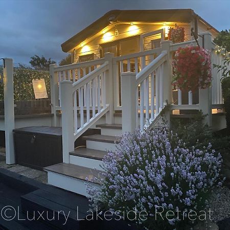 Отель Lakeside Retreat With Hot Tub & Fishing Peg At Tattershall Lakes Country Park Экстерьер фото