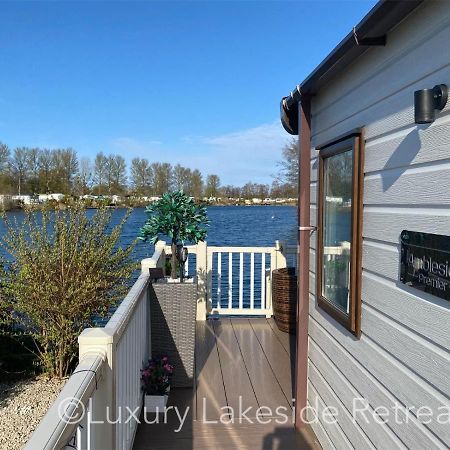 Отель Lakeside Retreat With Hot Tub & Fishing Peg At Tattershall Lakes Country Park Экстерьер фото