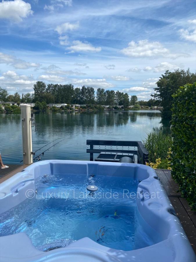 Отель Lakeside Retreat With Hot Tub & Fishing Peg At Tattershall Lakes Country Park Экстерьер фото