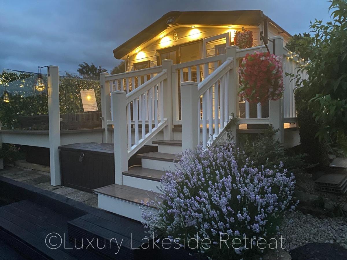 Отель Lakeside Retreat With Hot Tub & Fishing Peg At Tattershall Lakes Country Park Экстерьер фото