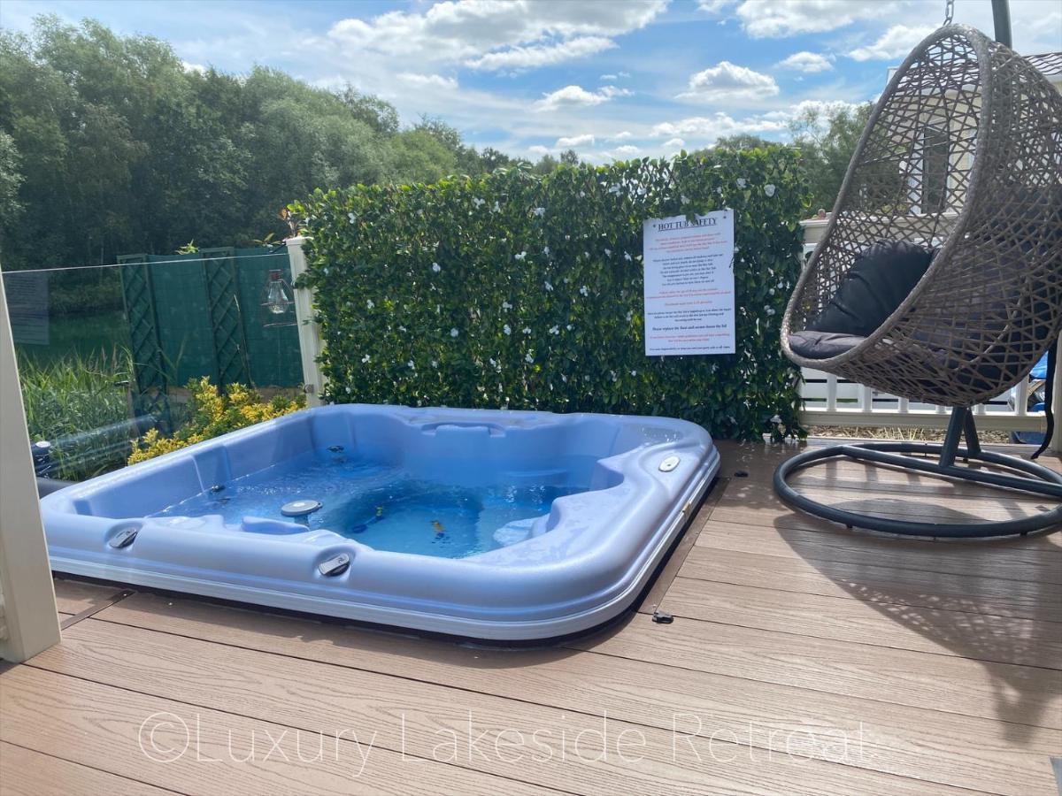 Отель Lakeside Retreat With Hot Tub & Fishing Peg At Tattershall Lakes Country Park Экстерьер фото