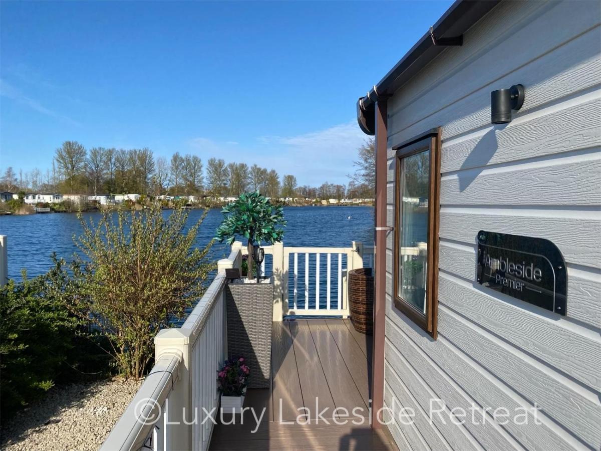 Отель Lakeside Retreat With Hot Tub & Fishing Peg At Tattershall Lakes Country Park Экстерьер фото